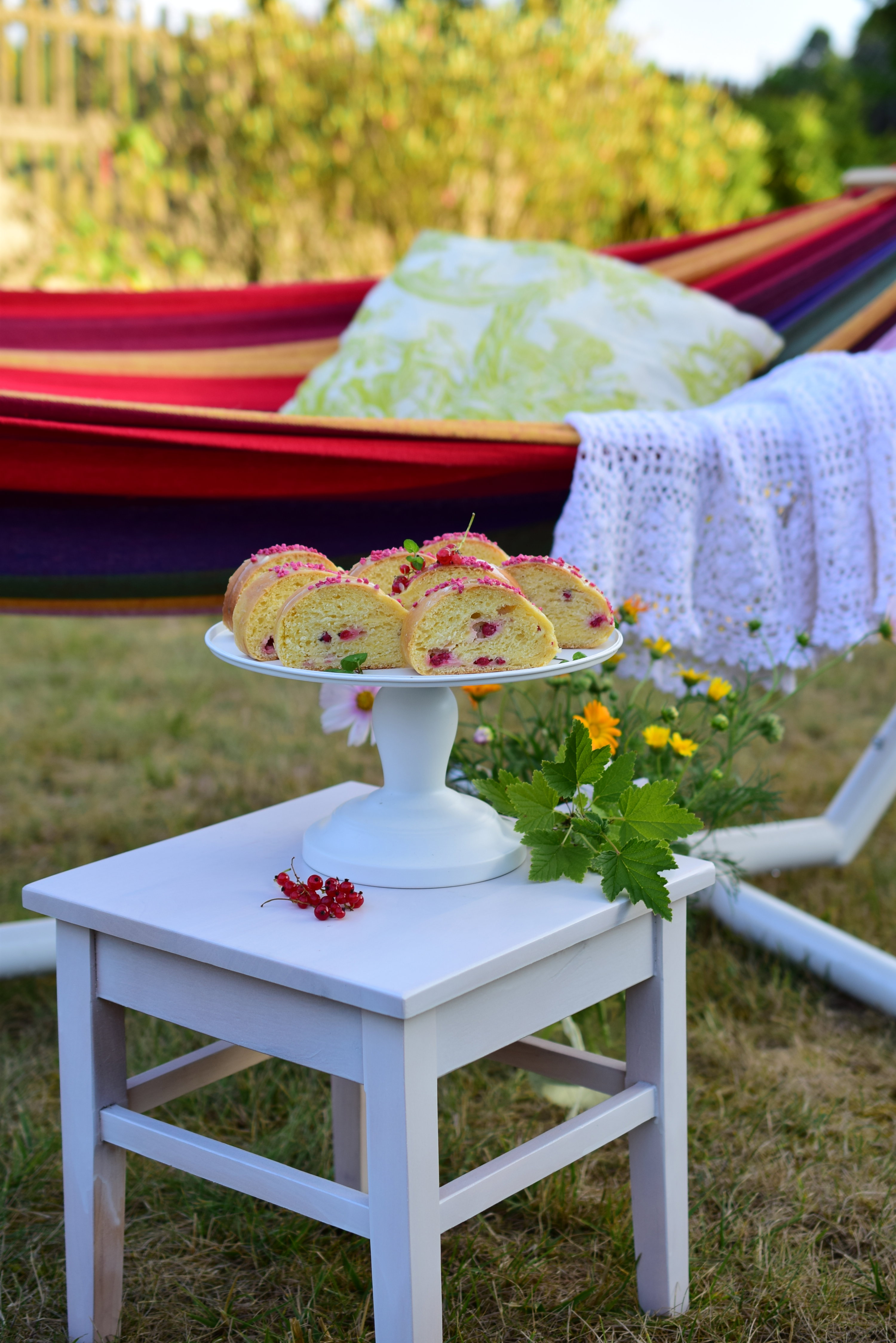 Mój nowy nabytek w ogrodzie to kolorowy hamak, gdzie spędzam letnie popołudnia z kawą i dobrym domowym ciastem które namiętnie piekę sama...zapraszam na słodki poczęstunek w moim ogrodzie :)