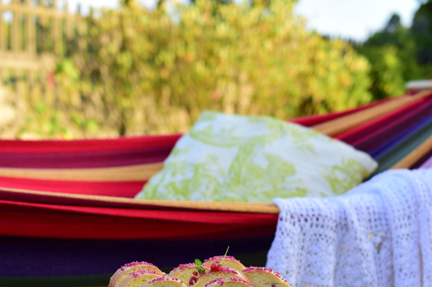 Mój nowy nabytek w ogrodzie to kolorowy hamak, gdzie spędzam letnie popołudnia z kawą i dobrym domowym ciastem które namiętnie piekę sama...zapraszam na słodki poczęstunek w moim ogrodzie :)