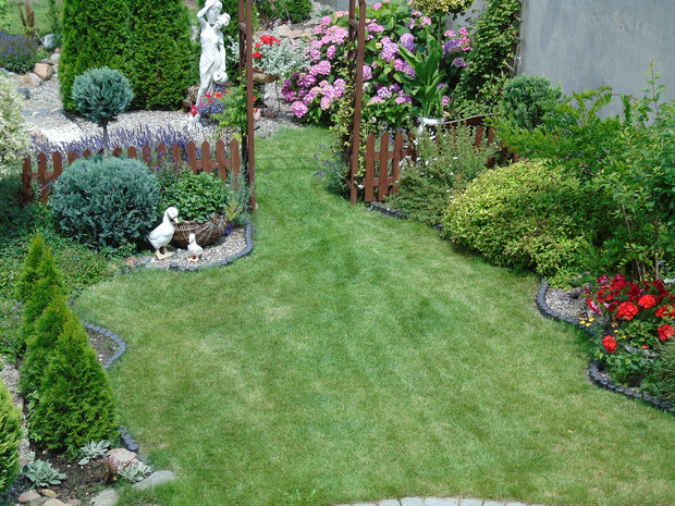 Pergola zapraszająca do ogrodu. Przy pergoli rośnie milin amerykański "Flava" oraz powojnik "Blue Light". Rośliny posadziłam w tym roku, więc na efekt trzeba poczekać.