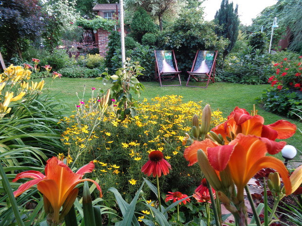 Południowa część ogrodu dla wypoczynku wśród kwiatów.