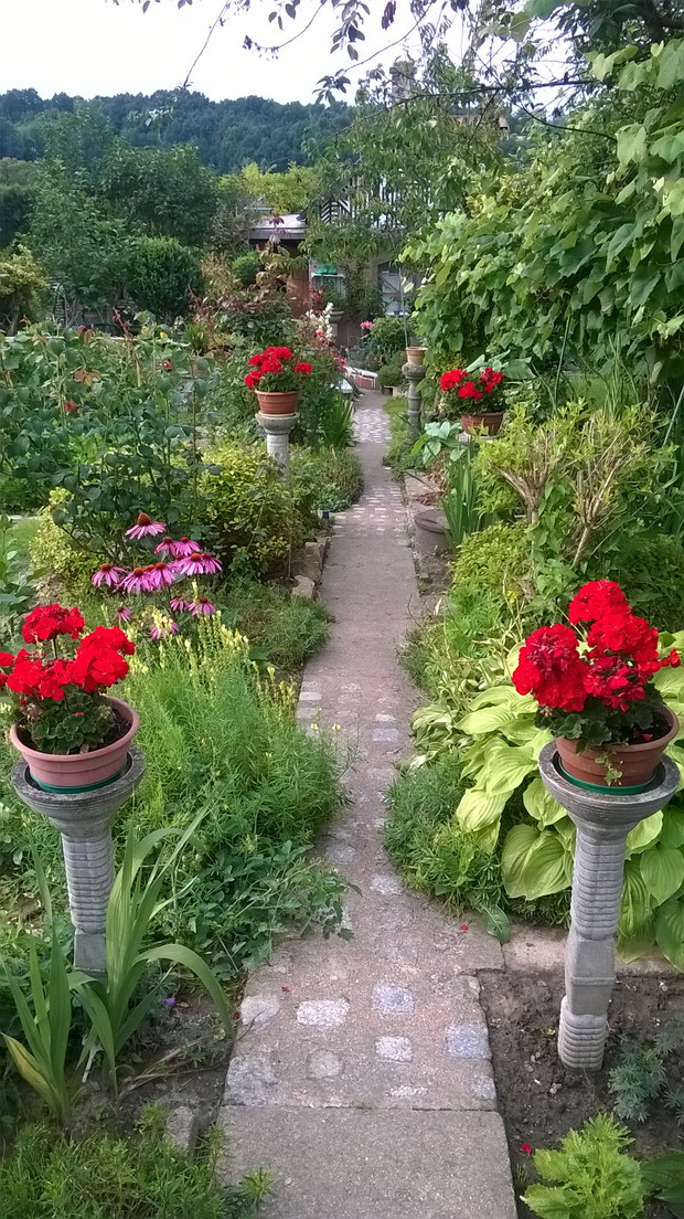 Ponad 25-letnie kolumny betonowe, dekorują drogę na działkę. Rękodzieło taty. 