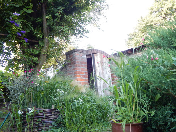 Przy domu jest też piwnica....