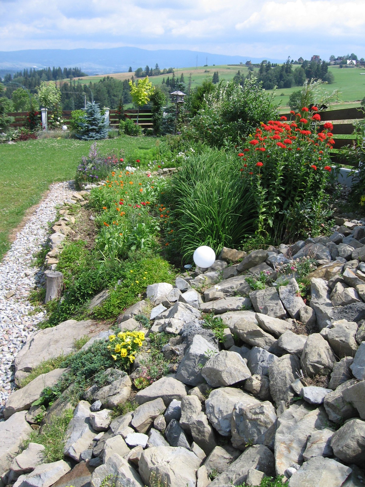 Skalniak oraz rabatki - wschodnia część ogrodu