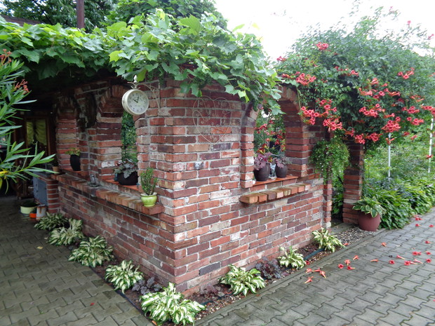 To milin ożywia świat wokół ogrodu  i wijąc się pnączem zdobi jego nasze murki ogrodowe....