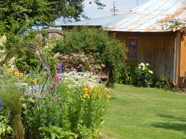W centrum podwórza znajduje się studnia powierzchniowa....zabezpieczona przed dziećmi i obsadzona mieszanką bylin i roślin jednorocznych