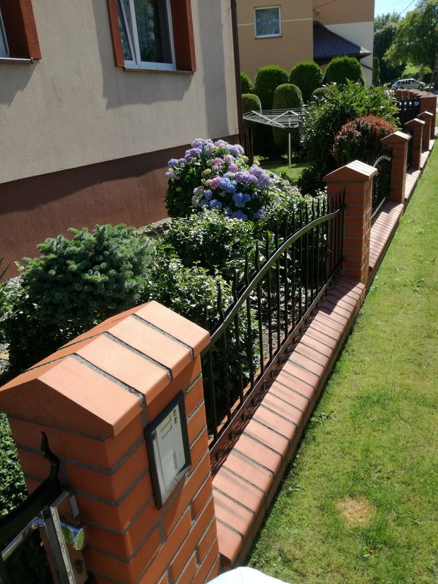 Wąska alejka wzdłóż domu