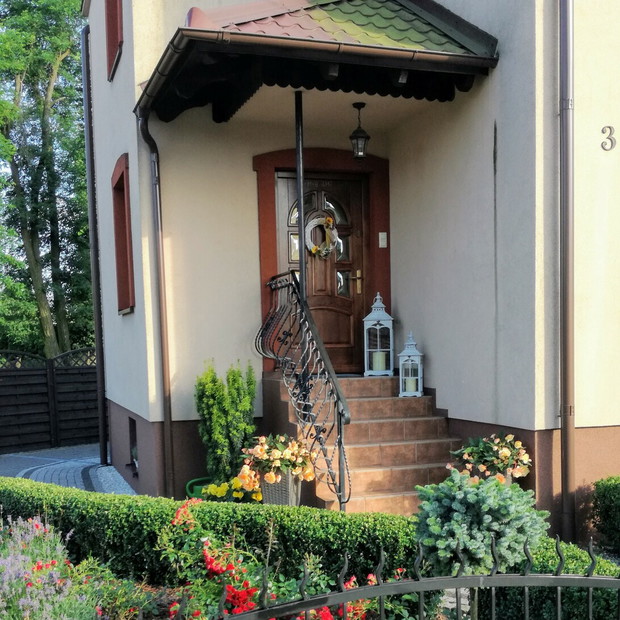 Wejście do domu ozdobione latarniami. 