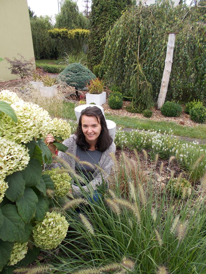 Właścicielka ogrodu wśród przydomowej zieleni ;)