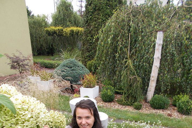 Właścicielka ogrodu wśród przydomowej zieleni ;)