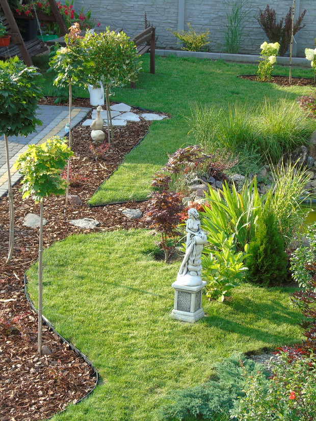 Wzdłuż kostki brukowej wyłożyłam korę oraz zasadziłam klony, płożące berberysy i wierzbę Iwę.
