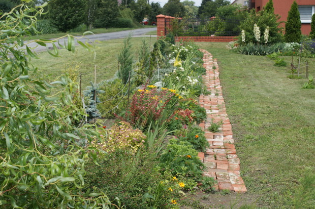 Chodnik z cegły z odzysku