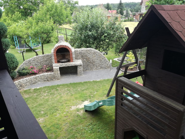 Domek drewniany ze zjeżdżalnią i huśtawką dla dzieci