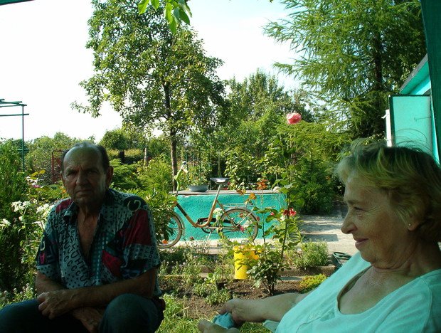 Dziadek i mama oraz basen na działce i rower Romet :)