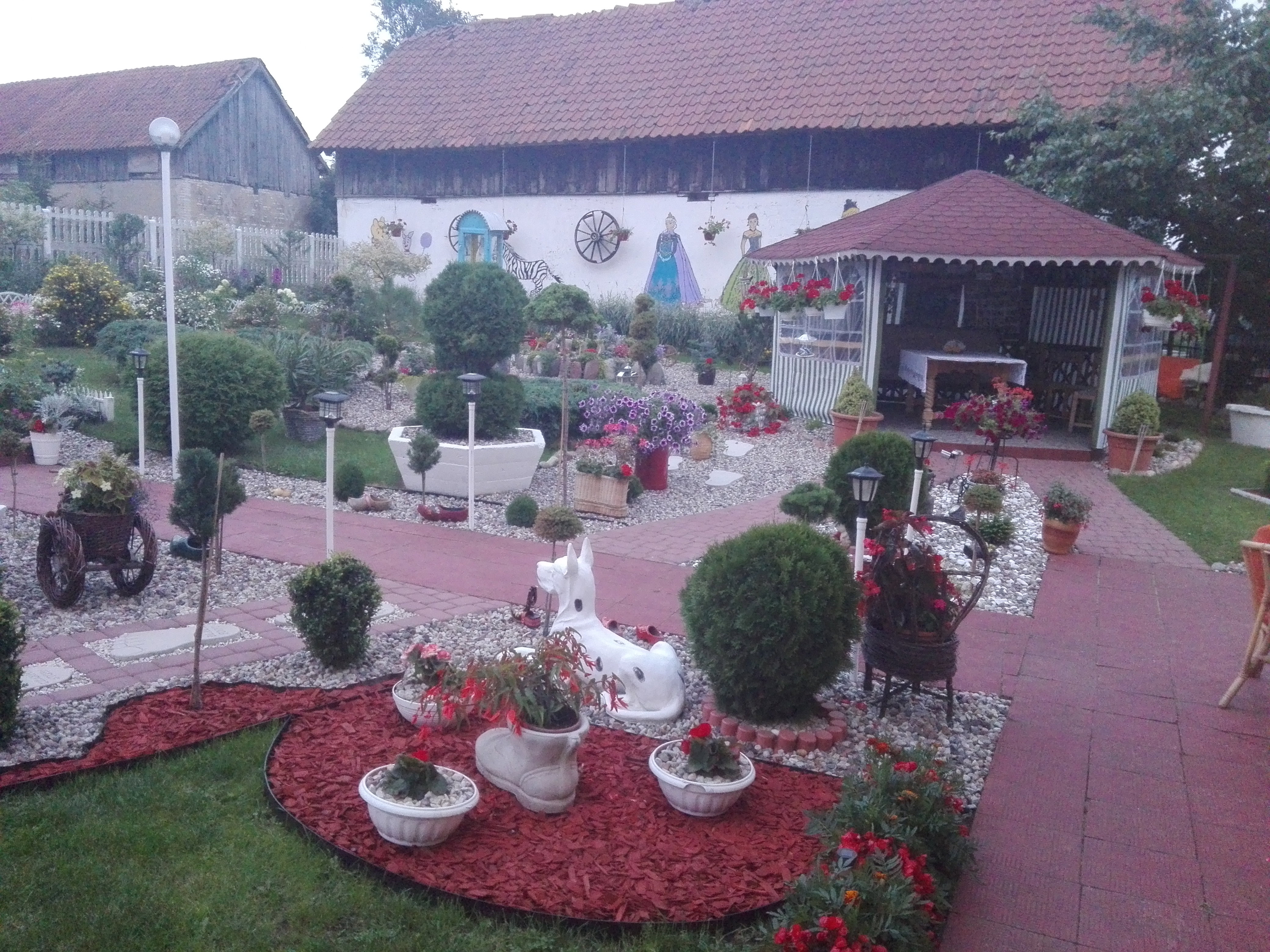 Kompozycja kora połączona z kamieniami