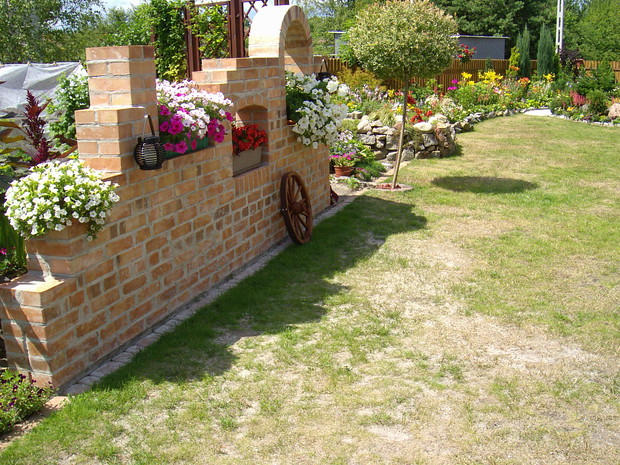 Murek ozdobiony surfiniami