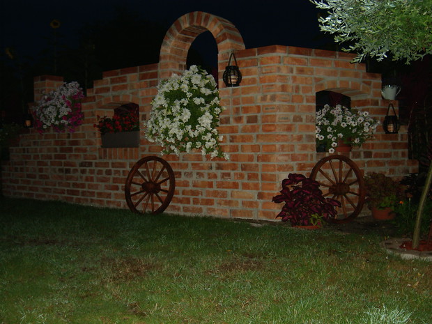 Murek w nocy oświetlają latarenki solarne