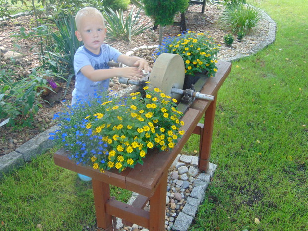 Nasz ogród jest też miejscem zabawy dla wnuków - zabytkowa szlifierka