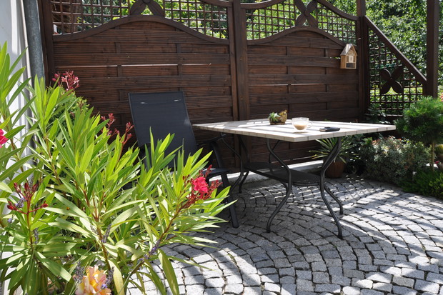 Nasz ogród - miejsce relaksu i odpoczynku, stworzony przez nas i dla nas i dzieci, a głównie też dla owadów i ptaków. Nasadzenia z kwiatów przyciągają dużo owadów i motyli, życie toczy się pełnią lata :)