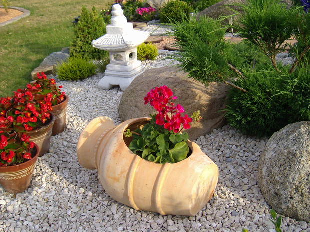 Ozdobne doniczki i pagoda