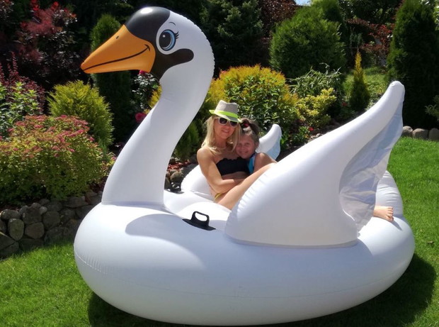 Po kąpieli w basenie czas odpocząć na łabędziu.