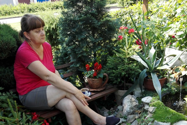 Poranna kawa w skalny ogrodzie pod blokiem