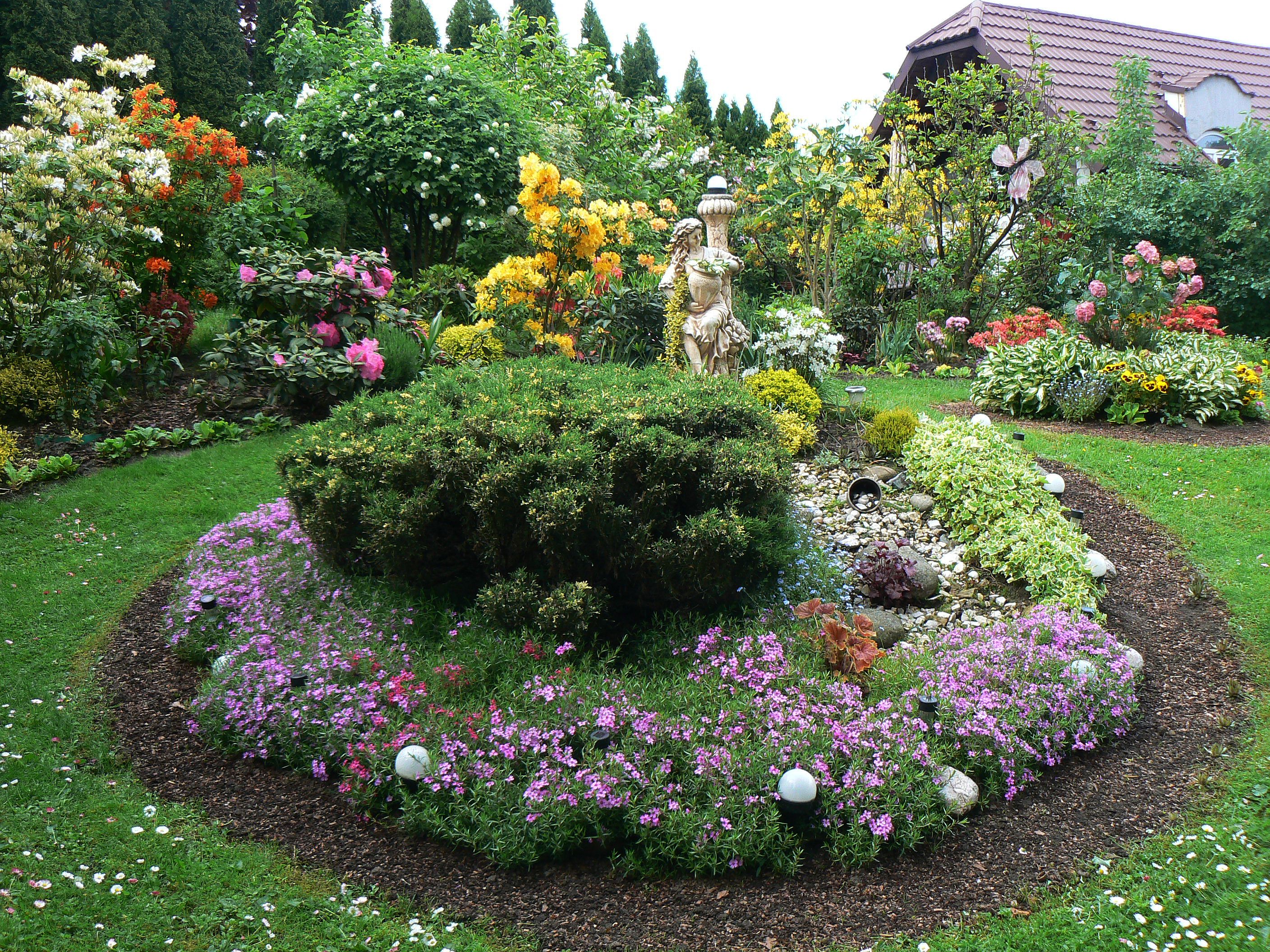 Romantyczne miejsce na wiosnę w którym królują azalie.