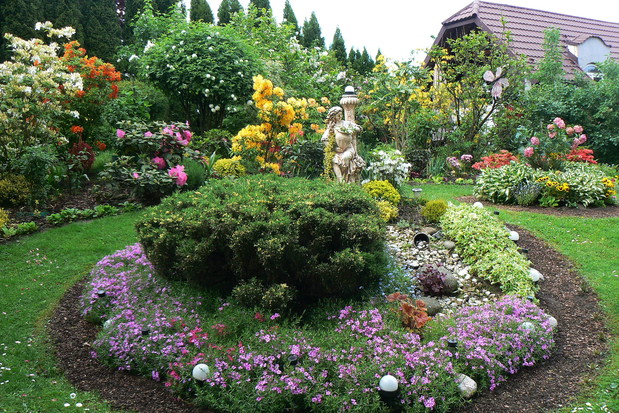 Romantyczne miejsce na wiosnę w którym królują azalie.