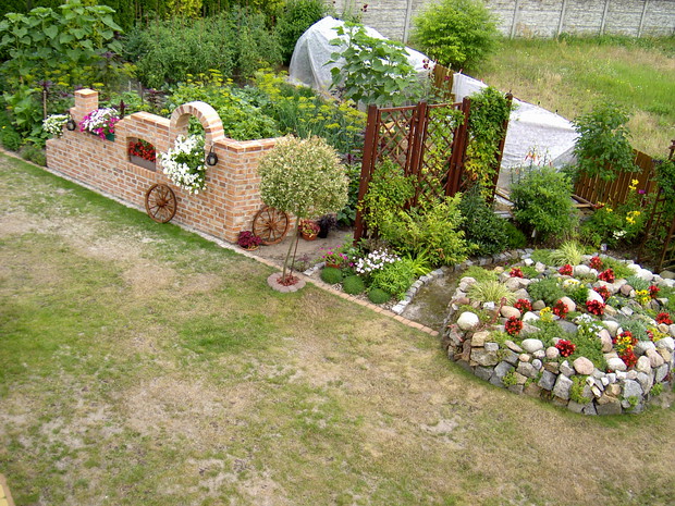 Skalniak, pergola, murek