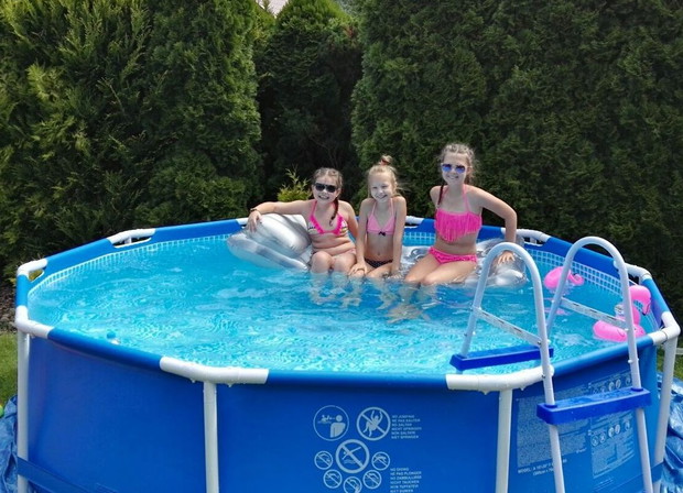 W tej części ogrodu, nie mogło zabraknąć też miejsca na basen . W upalne ciepłe dni dzieci nie opuszczają tego miejsca – sama radość. 
