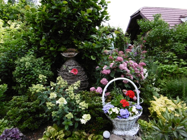 Zachwycający kącik z dzbanem i koszem pełnym kwiatów. Dzban dzieło moich rąk..