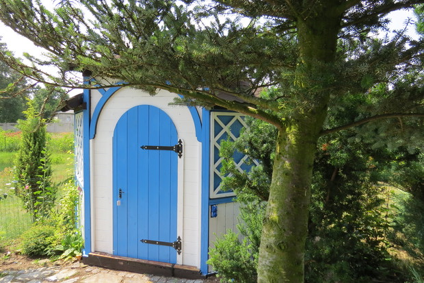 Domek ogrodnika. Tu bawią się duże dzieci: kosiarkami, sekatorami, grabiami. 