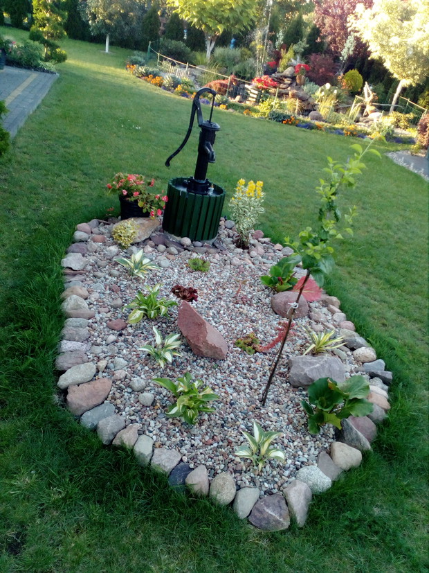 Niektóre rabaty powstały nie tyle z naszej chęci zmiany co z konieczności - widoczna rabata skrywa pod sobą zakopane 2 baniaki na odprowadzaną wodę deszczową. Wcześniej próbowaliśmy kombinacje z trawnikiem, jednak ostatecznie powstała następna rabata