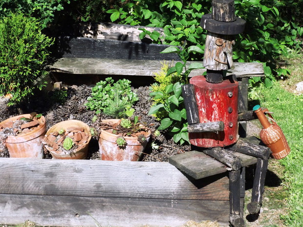 Pajac siedzący na piaskownicy.