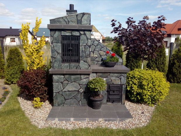 Po którymś  majowym grillowaniu w ogrodzie padło hasło, że fajnie byłoby mieć grillowędzarnie murowaną, do korzystania bez względu na pogodę... Długo nie trwało i 2 miesiące później po wspólnych pracowitych popołudniach z tatą stanęła nasza budowla. 