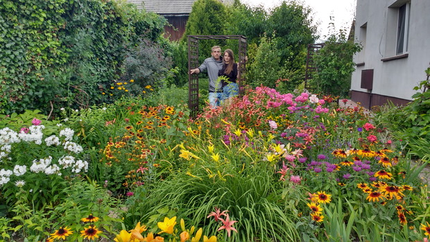 Syn z narzeczoną chętnie odwiedzają ogród
