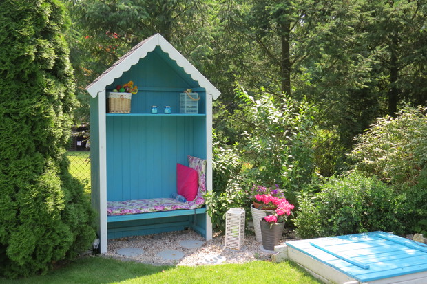 Ten rodzaj altanki nie ma jakiejś specyficznej nazwy. Ma za to dużą funkcjonalność. Służy jako czytelnia, dumalnia i drzemalnia. 