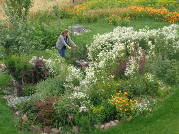 W tak malowniczym ogrodzie pracy nie brakuje. 