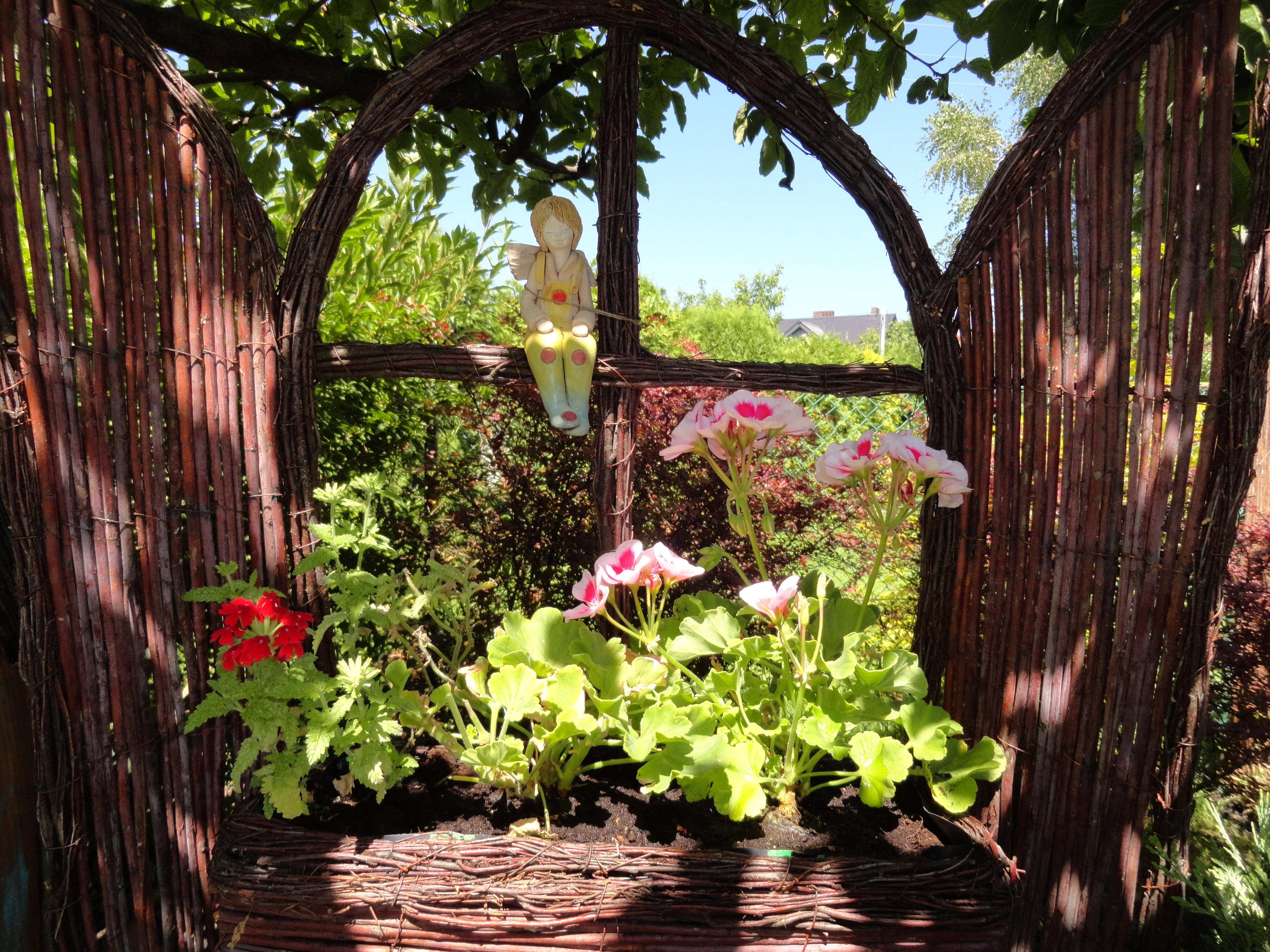 Wiklinowe okno w wiejskim zakątku