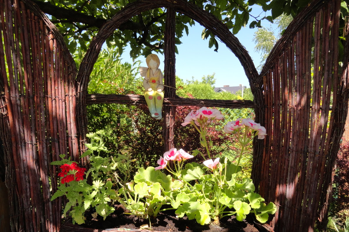 Wiklinowe okno w wiejskim zakątku