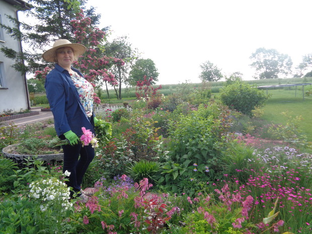 Wracając z ogrodu mam wszystko czego mi trzeba. 