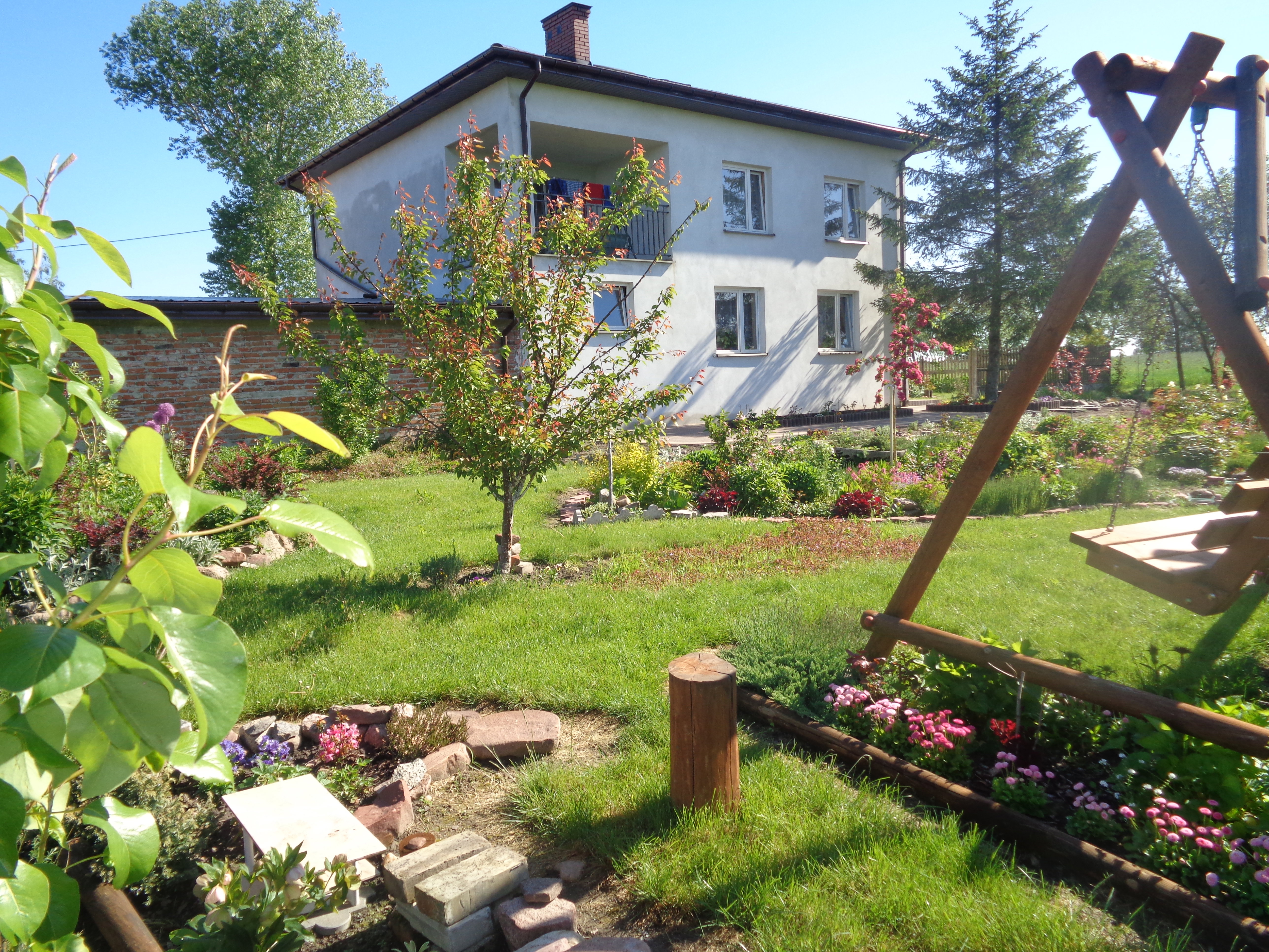 Z mężem Marcinem z dwiema córkami mieszkam we wsi Marianka koło Łowicza, i tam mamy dom , i wiejski ogród. 