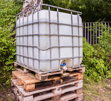 Zbiornik na deszczówkę zdecydowanie ułatwia pracę na np. działkach bez wywierconej studni głębinowej (zdj.: Fotolia.com)