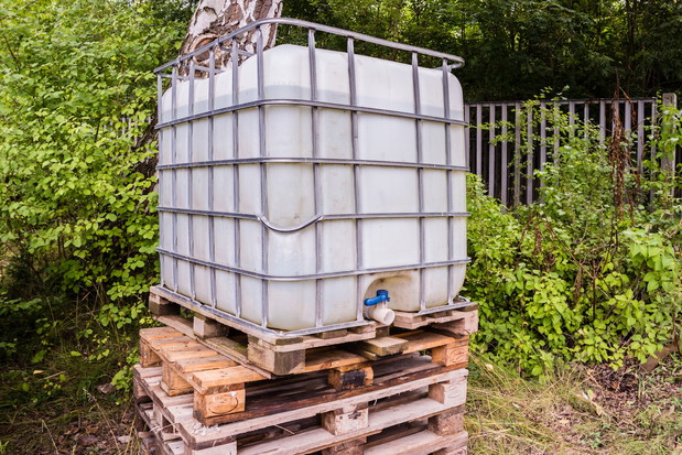 Zbiornik na deszczówkę zdecydowanie ułatwia pracę na np. działkach bez wywierconej studni głębinowej (zdj.: Fotolia.com)