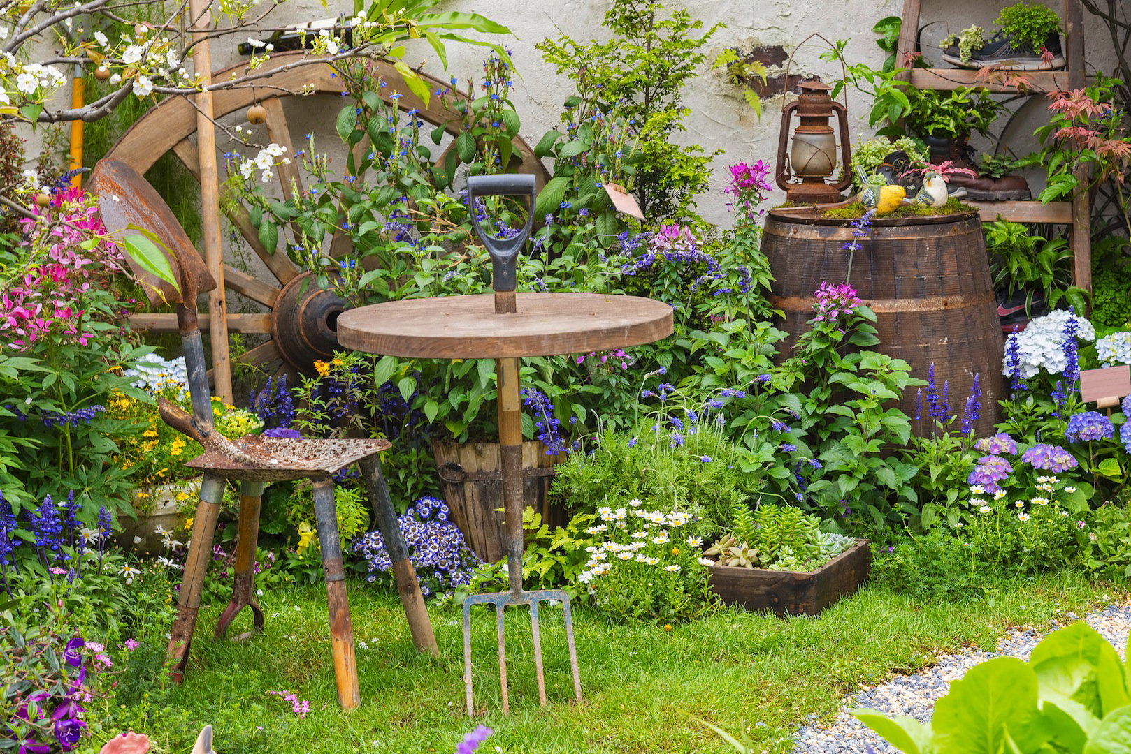 Drewno w ogrodzie może występować pod wieloma postaciami i tylko od kreatywności ogrodnika zależy do czego wykorzystamy np. stary trzonek od łopaty.  (zdj.: Fotolia.com)