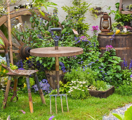 Drewno w ogrodzie może występować pod wieloma postaciami i tylko od kreatywności ogrodnika zależy do czego wykorzystamy np. stary trzonek od łopaty. (zdj.: Fotolia.com)