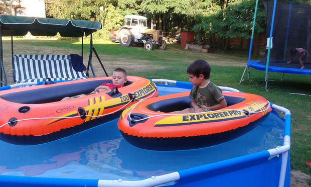 Jak się nie potrafi pływać to trzeba sobie jakoś radzić.