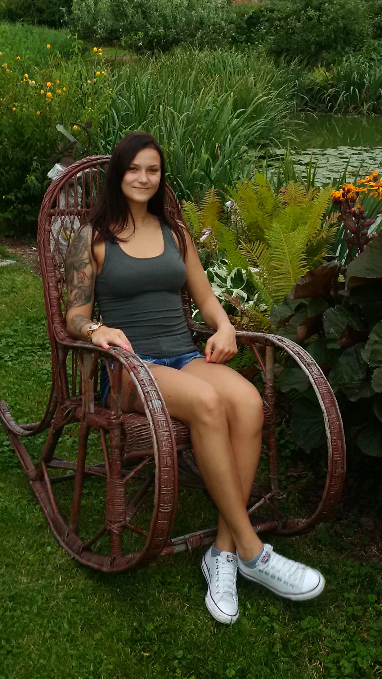 Klaudia na bujaku nad stawkiem.