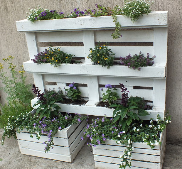 Kwietnik z palety i skrzynek drewnianych 