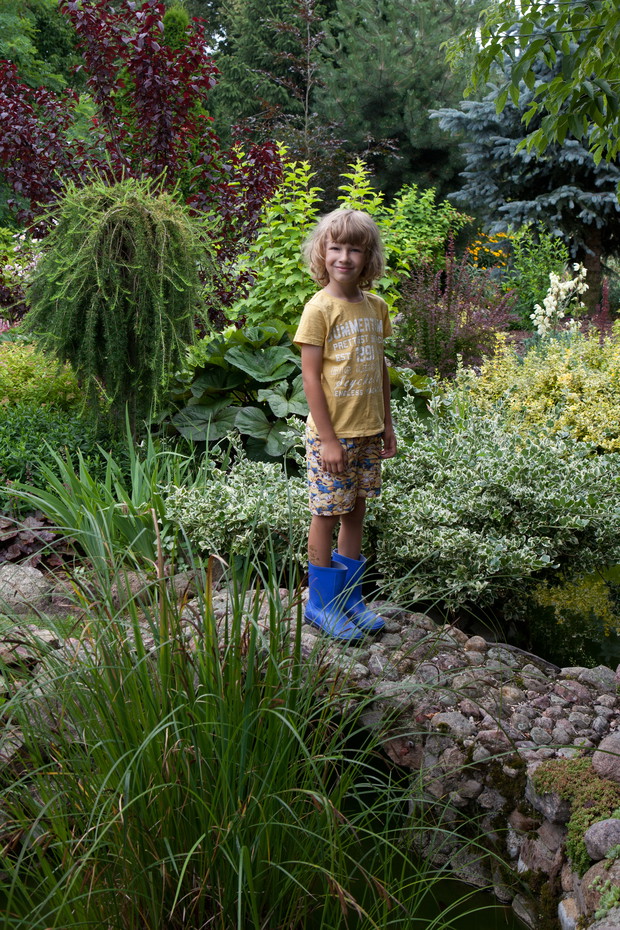 Marcelek na mostku, przy stawku.