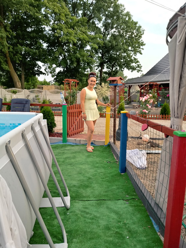 Na tle ogrodu. Zabawy na placu zabaw